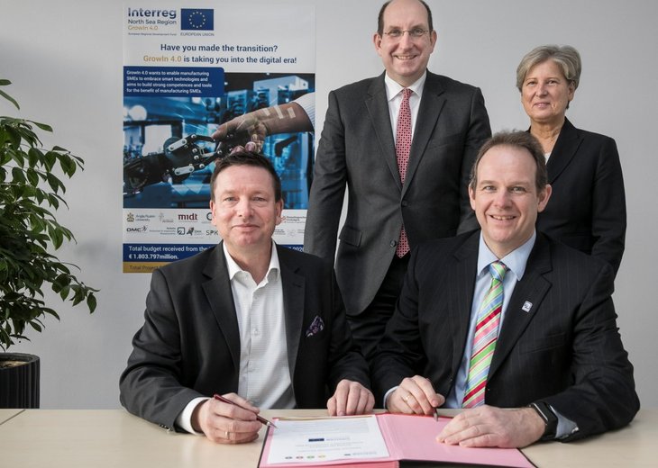 Partner besiegeln Zusammenarbeit mit Vertragsunterzeichnung (Foto: Allianz für die Region GmbH/Peter Sierigk)